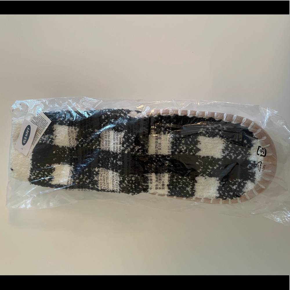 BNWT OLD NAVY kids M slippers